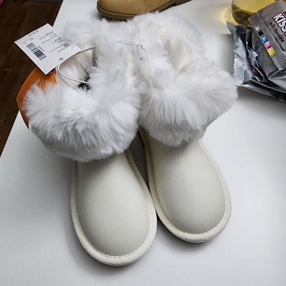 Gymboree Girls White Faux Fur Chalet Snow Winter Holiday Boots Shoes Size 10 NEW - Picture 2 of 11